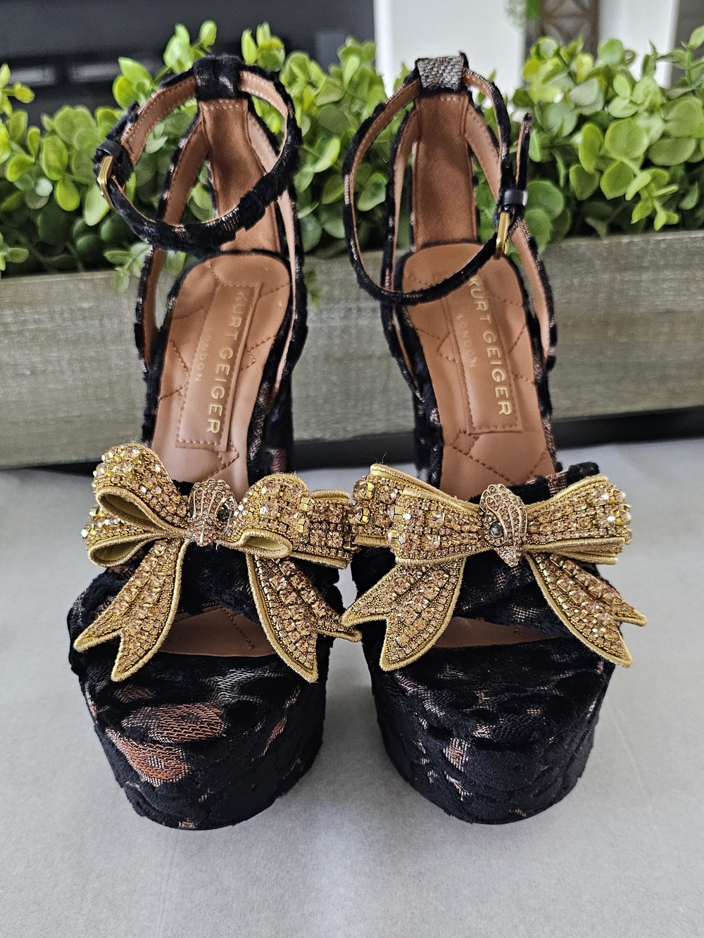 Kurt Geiger Black Velvet Platform Sandals w/Gold Crystal Bows Women's Sz 37 & 41 - Picture 2 of 10